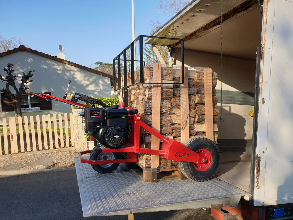 Leña en palets de 25 cm de longitud (100,00 € el metro cúbico)